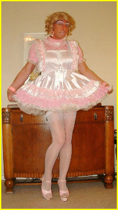 Sissy cross-dresser minces in maid outfit